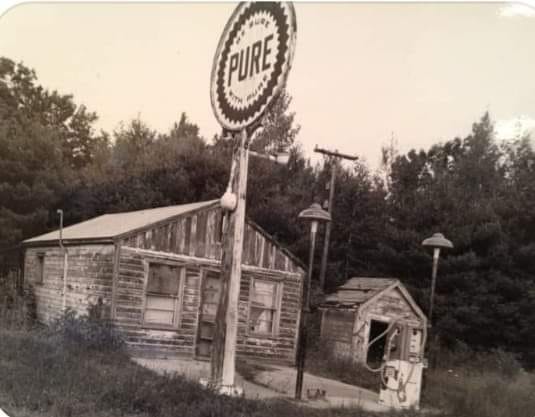 Old Time Gas Station (Pollys Place, Pure Oil) - Pure Oil
